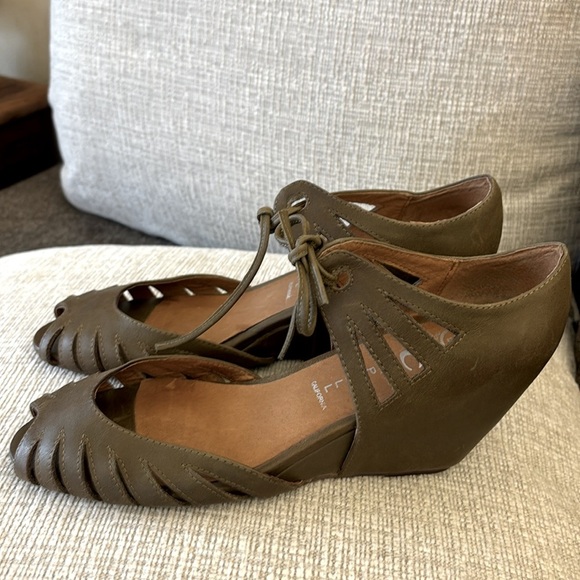 Jeffrey Campbell Leather
Wedge Peep Toe Sandals Ankle
Lace Up Closure Size 9 - Picture 4 of 10